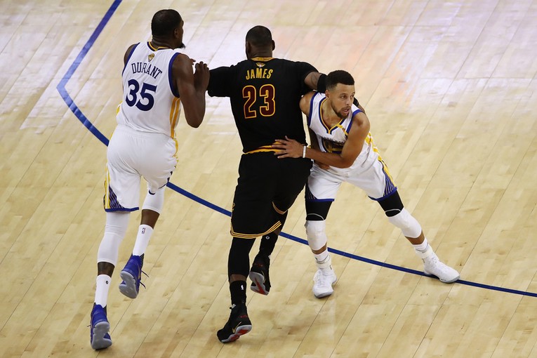 ZASTRAŠUJUĆA DOMINACIJA DREAM TEAMA Čudesni Curry i Durant razbili LeBrona i Cavse za 2:0