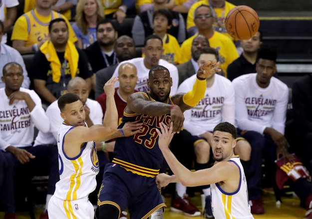 Golden State na korak od obrane naslova: Curry i Thompson rekordom finala srušili LeBrona i društvo