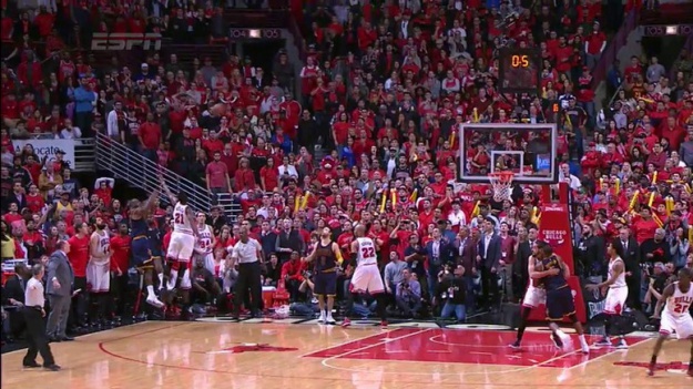 LeBron u zadnjoj sekundi srušio Bullse za izjednačenje serije