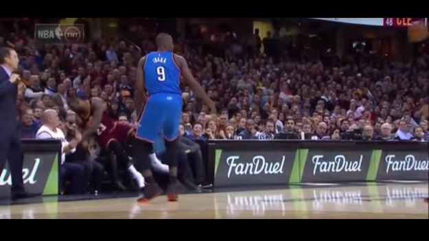 Leteći LeBron James na utakmici pokosio ženu i poslao je u bolnicu