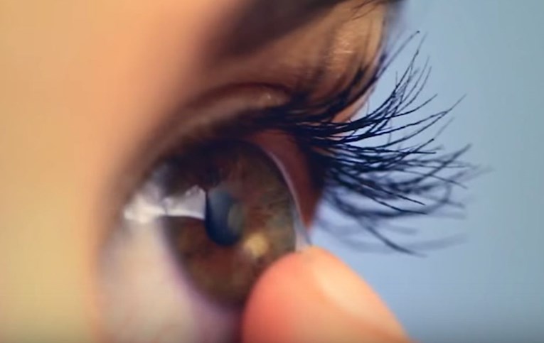VIDEO Liječnici joj u oku pronašli 27 kontaktnih leća za koje nije ni znala da ih ima