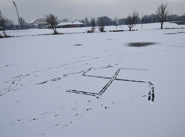 FOTO Nasred zaleđene rijeke nacrtali svastiku