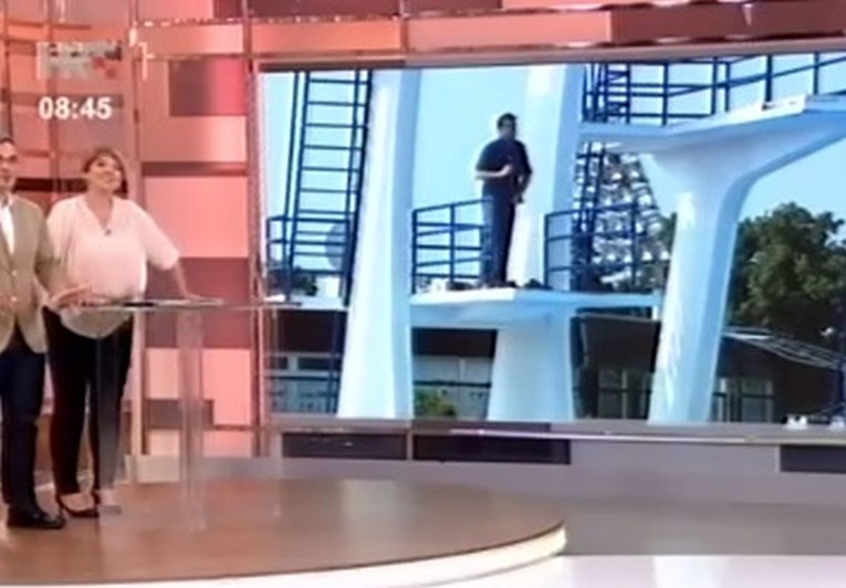 VIDEO Novinar HRT-a se skinuo i skočio u bazen usred javljanja uživo