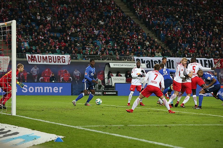 PJACA DEBITIRAO PORAZOM Schalke pao u Leipzigu i prekinuo strašni niz