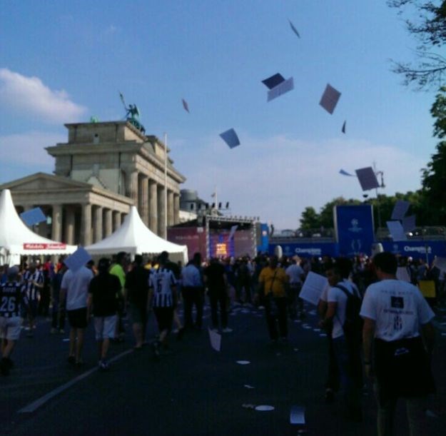 Pogledajte akciju hrvatskih navijača u Berlinu: "UEFA štiti najnepošteniju ligu Europe"