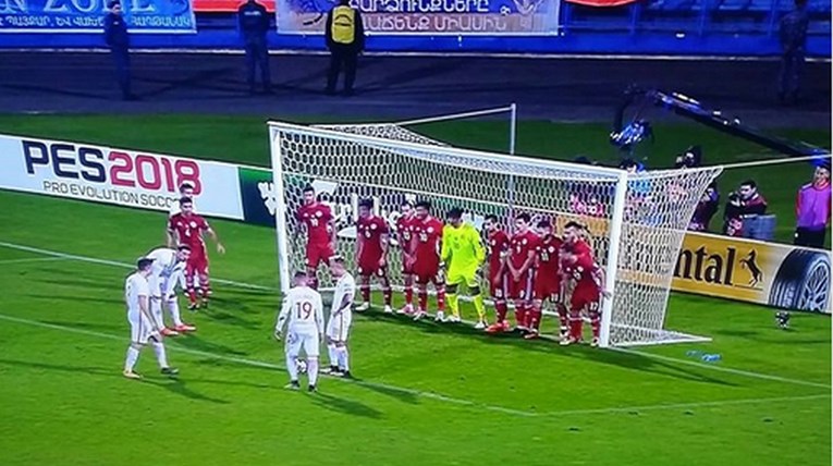 Cijela momčad stala na gol liniju, a Lewandowski ipak zabio