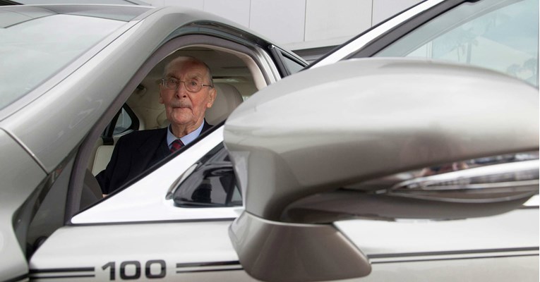 Ima 100 godina i obožava Lexus: Upravo je kupio moćnu krstaricu