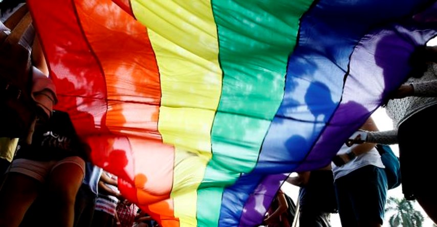 Udruga dragovoljaca prijavljuje Frljića i Blaževića zbog LGBT zastave na HNK-u