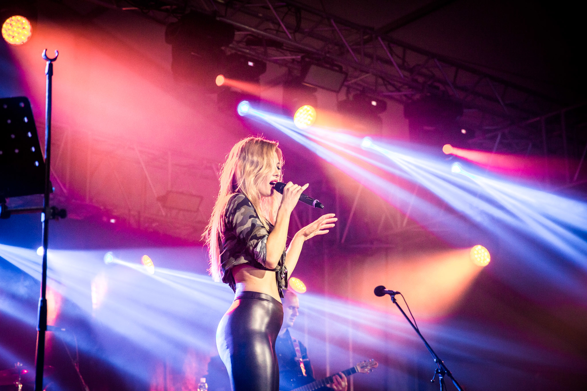 Lidija Bačić održala koncert u pripijenim "plastičnim" tajicama