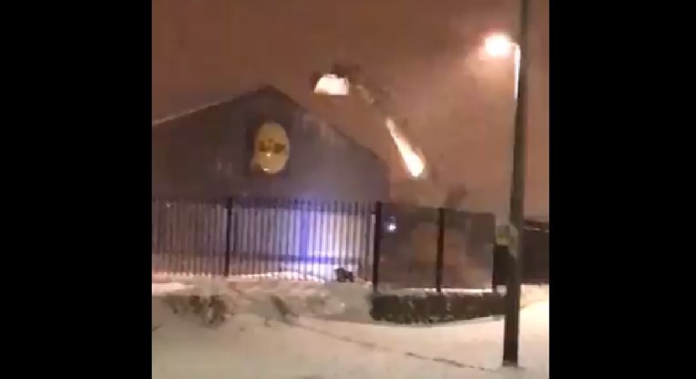 VIDEO Usred oluje u Dublinu opljačkali Lidl i uništili ga bagerom