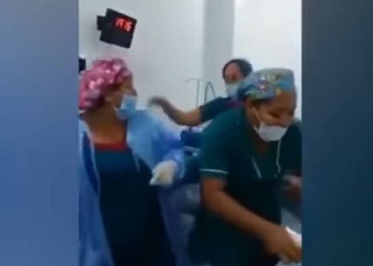 VIDEO Liječnici i medicinske sestre dobili otkaze zbog snimke iz operacijske sale, svijet zgrožen