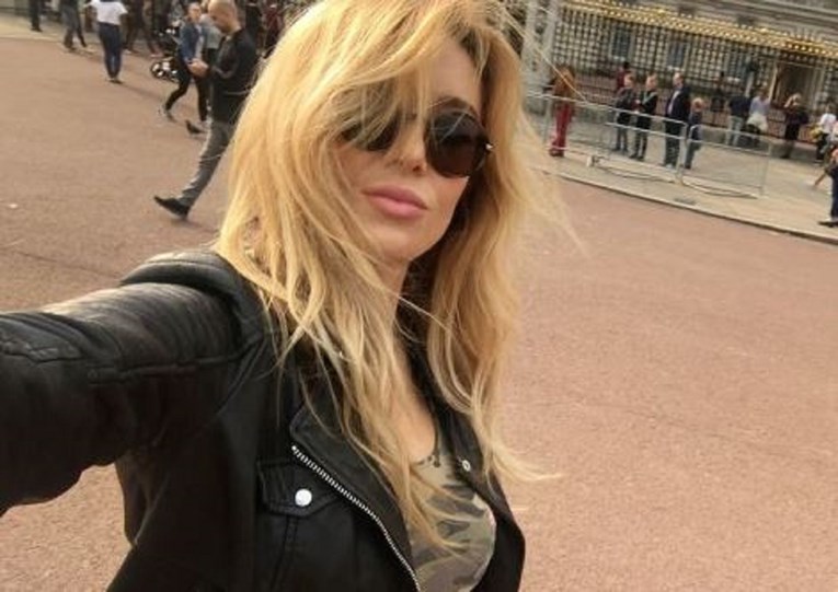 VIDEO Lidija Bačić pokazala sočni but u Londonu pa zapjevala ispred Buckinghamske palače