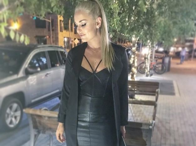 FOTO Lindsey Vonn se u tajicama sagnula da pokaze svoj novi Audi, baš nitko ne gleda auto