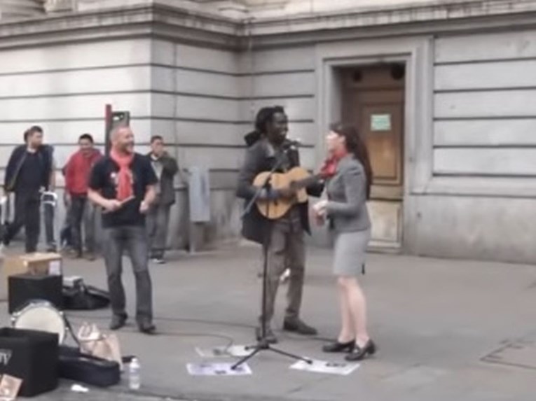 VIDEO Ulični pjevač pozvao prolaznicu da zapjeva s njim, a onda se dogodilo nešto fantastično