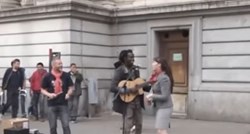VIDEO Ulični pjevač pozvao prolaznicu da zapjeva s njim, a onda se dogodilo nešto fantastično