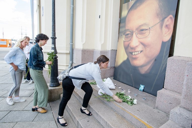 Svijet žali zbog smrti kineskog Nobelovca, upućeni pozivi Pekingu da pusti njegovu suprugu