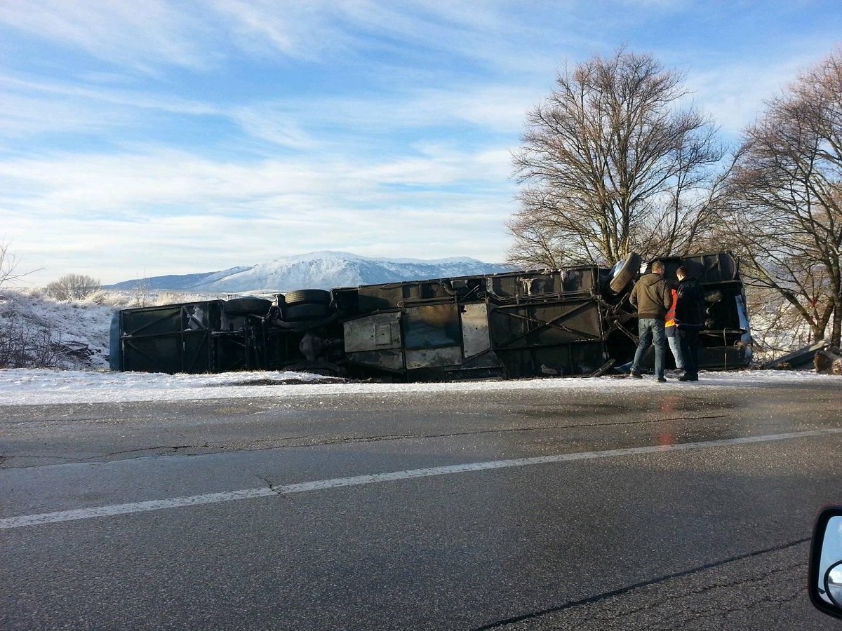 Hrvatski autobus sletio s ceste kod Livna, više osoba ozlijeđeno