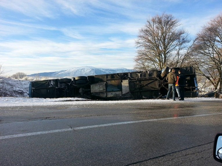 Hrvatski autobus sletio s ceste kod Livna, više osoba ozlijeđeno