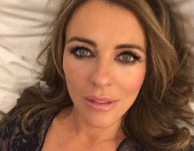 FOTO Seksi Liz Hurley gola motivira Britance na glasanje