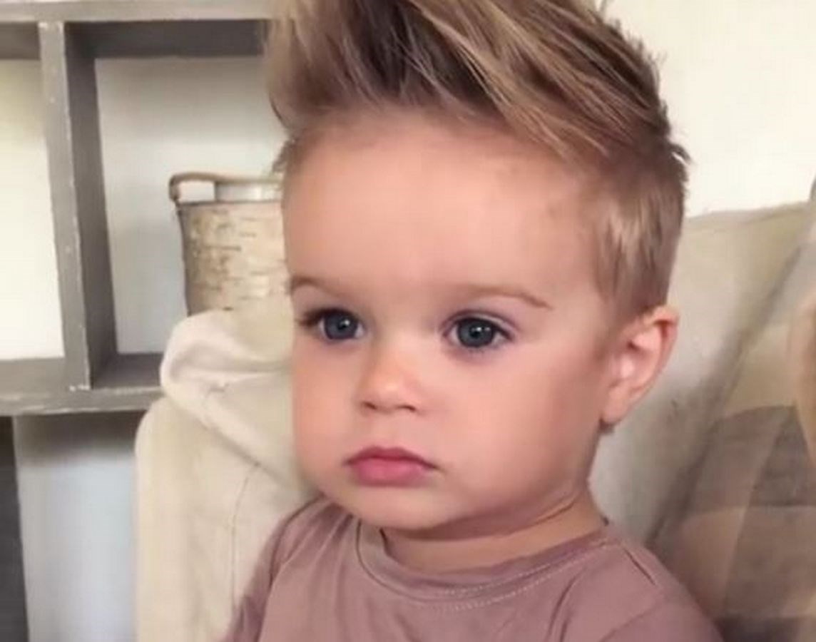 Dječak samo gleda televiziju, a ljudi se ne mogu načuditi njegovoj ljepoti