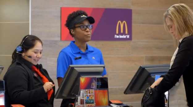 McDonald´s će obroke naplaćivati - zagrljajima