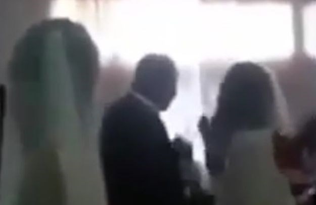 VIDEO Mladoženjina ljubavnica uletjela na vjenčanje u vjenčanici i napravila kaos