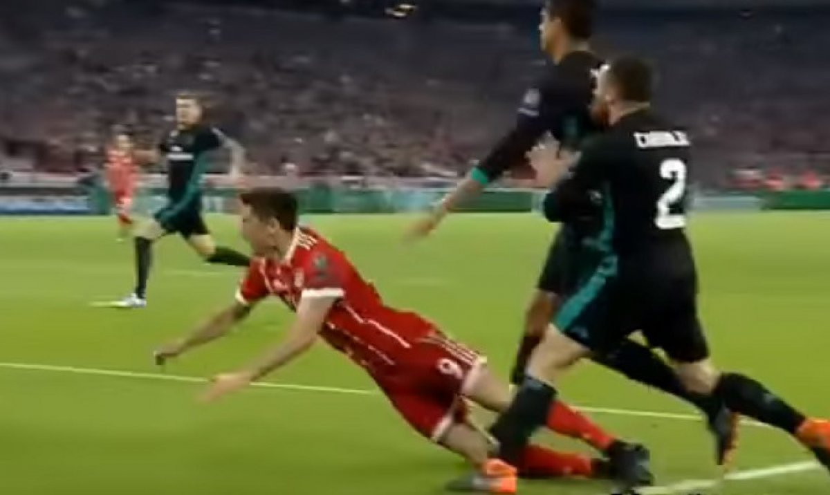 JE LI BAYERN OŠTEĆEN? Domaći tražili dva jedanaesterca na Lewandowskom