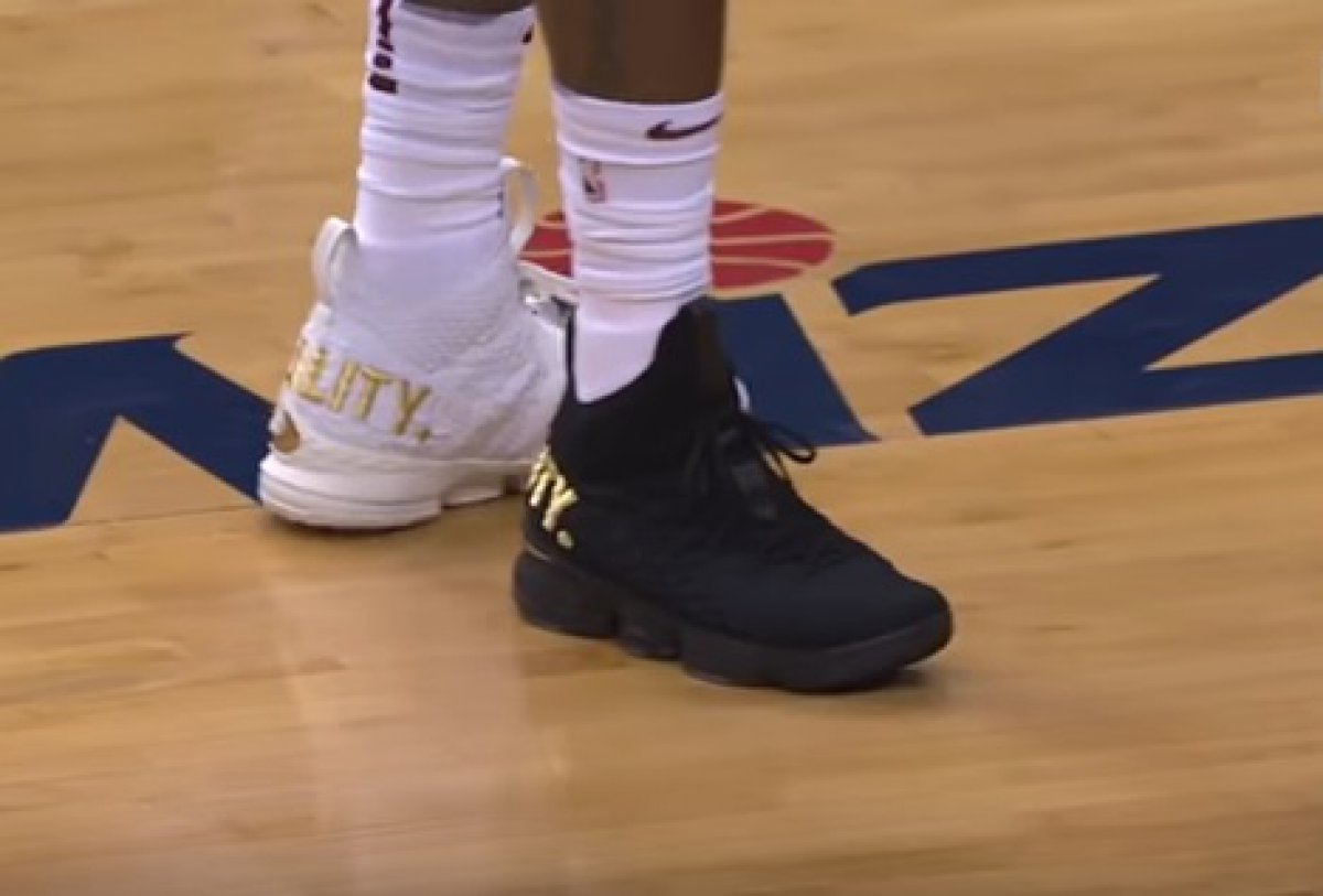 Zašto je LeBron igrao u tenisicama različitih boja? "Svi znamo tko je ovdje na vlasti..."
