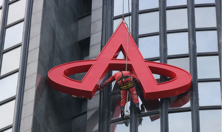 VIDEO, FOTO Pogledajte kako je skinut logotip Agrokora s Ciboninog tornja