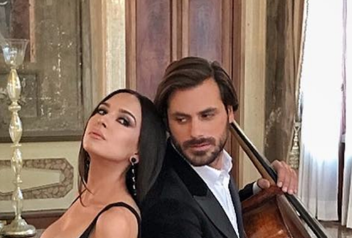 FOTO Seksi pijanistica Lola naslonila se na Hausera i pokazala grudi i noge