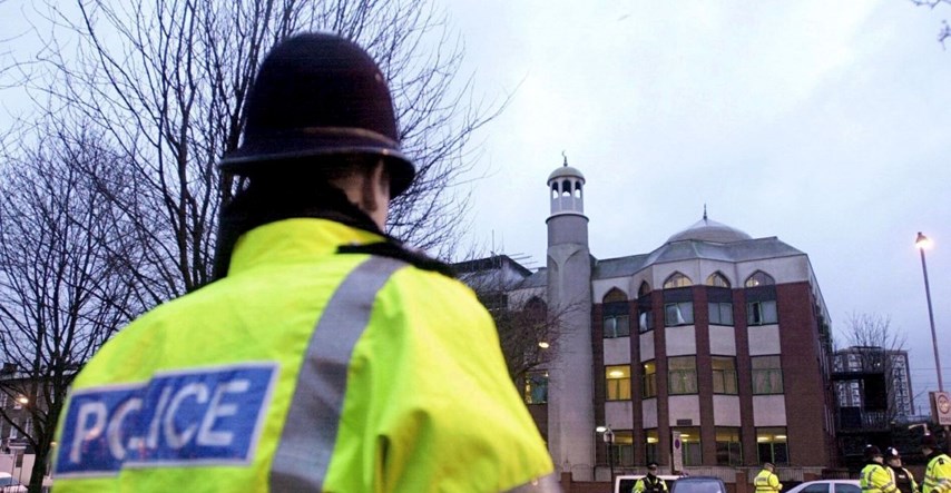 NAPAD U LONDONU Kombi se zabio u muslimane koji su izlazili iz džamije, ima mrtvih