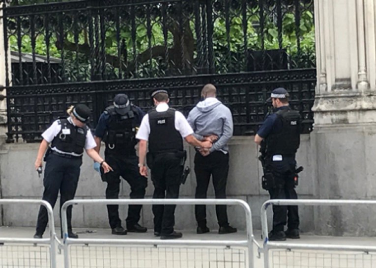 Incident pred britanskim parlamentom: Policija privela muškarca