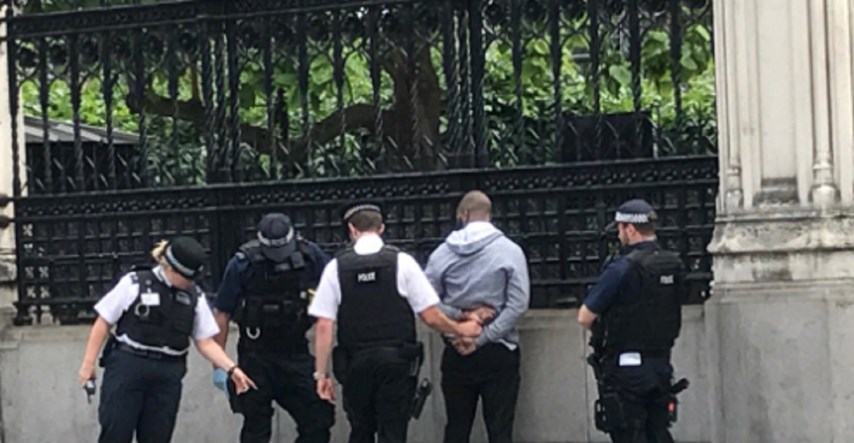 Incident pred britanskim parlamentom: Policija privela muškarca