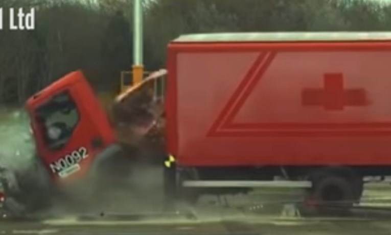 VIDEO Britanska firma proizvodi antiterorističke stupove, kamion od sedam tona potpuno je smrskan