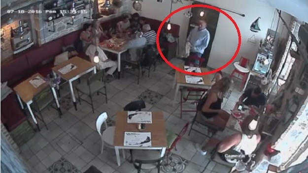 VIDEO Restoran u Splitu traži lopova: Pogledajte kako je opljačkao gosta dok je sjedio kraj njega