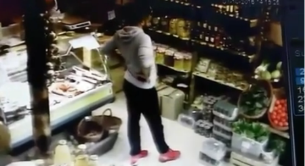 VIDEO Sir od 2,5 kilograma stavio pod trenirku i išetao iz dućana
