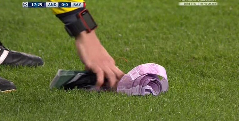 Navijači Bayerna iz protesta zasuli travnjak novčanicama
