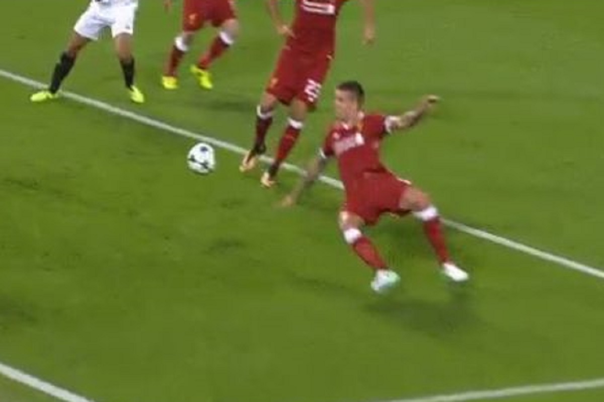 "RUPETINO, KLAUNE, ODJEBI OD LIVERPOOLA!" Navijači razapeli kiksera Lovrena