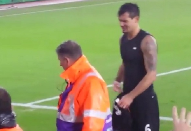 Lovren opet dokazao zašto je heroj Liverpoola: Nakon djevojke u kolicima, usrećio dječaka