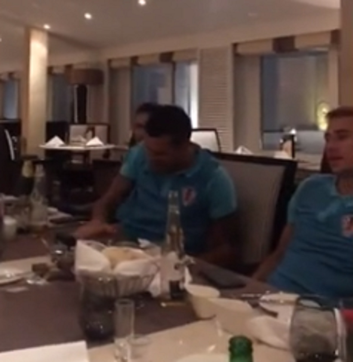 SLAVLJE UZ SAŠU MATIĆA Lovren lupa po stolu na "Hiljadu stepenika"