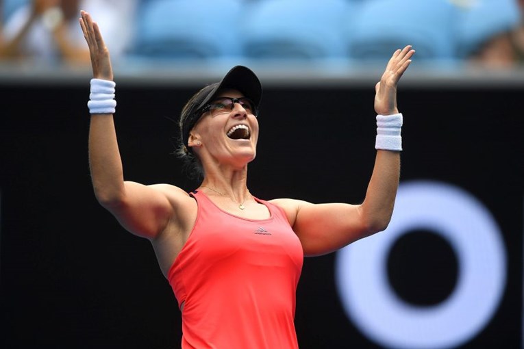 FANTASTIČNA MIKICA Ozlijeđena veteranka pomela mladu senzaciju za četvrtfinale Australian Opena!