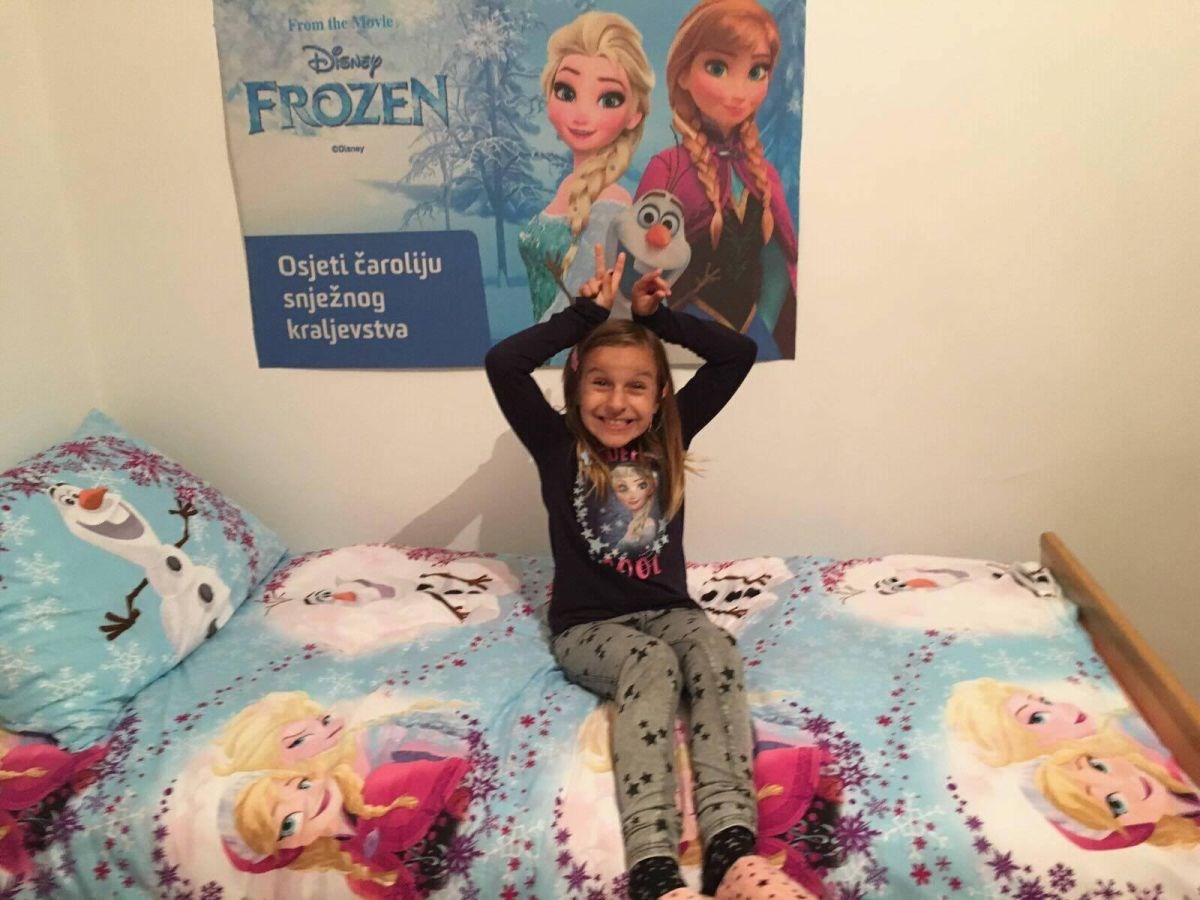 U NOVOM STANU "Djevojčica bez čarapa" napokon je sretna