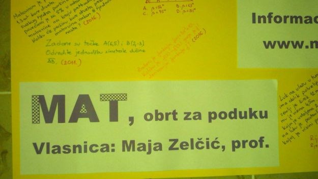 Profesorica reklamira svoj obrt za instrukcije u školi u kojoj radi, ravnateljica je opravdava