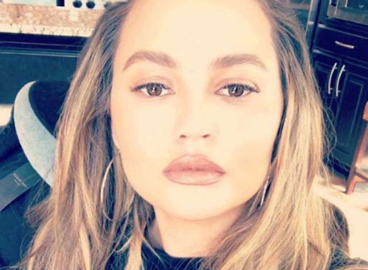 Chrissy Teigen pronašla sijede, a ovakvoj reakciji stvarno se nismo nadali
