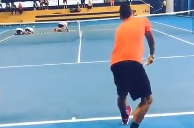 VIDEO Ludi tenisač prešao granicu: Iživljavao se na djeci gađajući ih servisima
