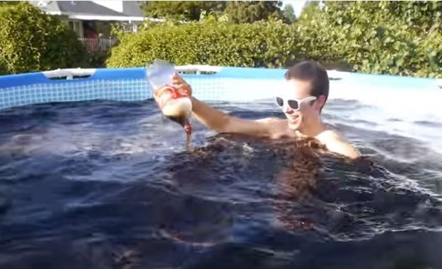 VIDEO Pogledajte kako izgleda kupanje u bazenu punom gaziranog pića