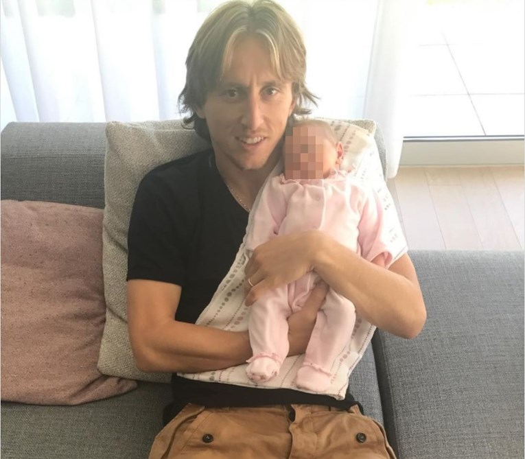 Luka Modrić objavio prvu fotku svoje tek rođene kćeri i otkrio njeno prelijepo ime