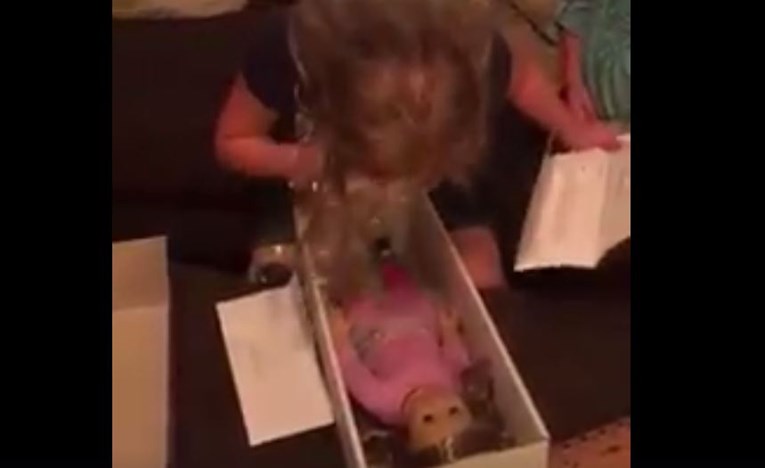 Pokušajte ostati imuni na ovaj trenutak: Djevojčica dobila lutku koja je ista kao i ona