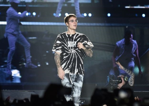 VIDEO Bieber izašao iz staklene kutije, pustio suzu i uzeo hrvatsku zastavu