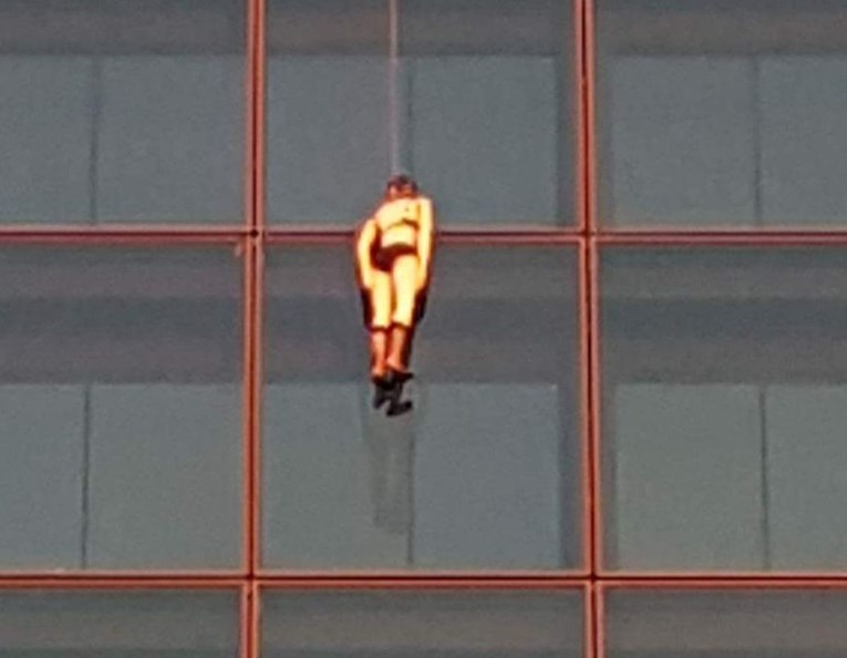 FOTO Morbidna scena u centru Splita, netko je na hotel Marjan objesio lutku